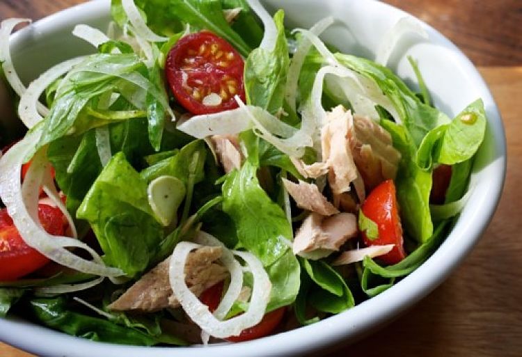 Salads with or without chicken, meat, cheese or tofu are a great choice for snacks under 200 calories. The bulk of these meals is a bonus for filling you up