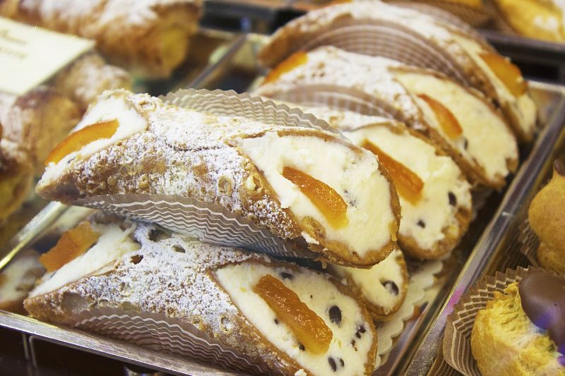Italian cakes and desserts are very tempting. Can you resist?
