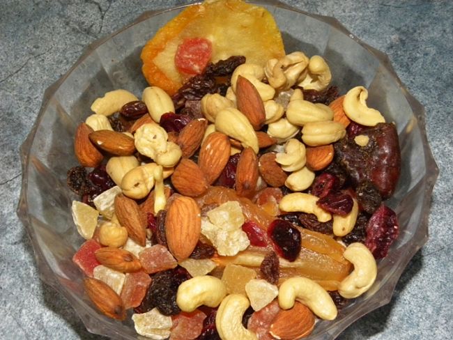 Dried fruits and nuts have high calories, but are very nutritious when eaten in moderation